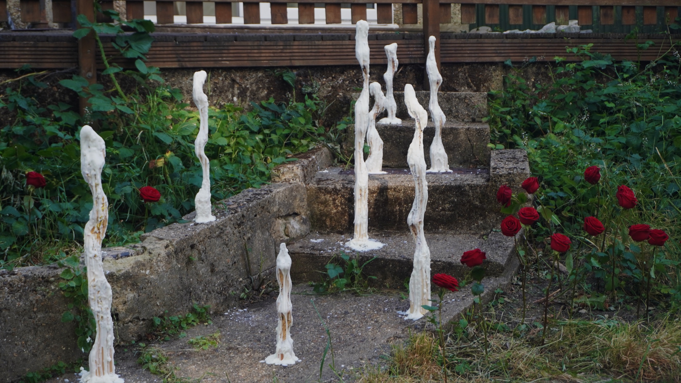 Molting sculpture group in the garden
