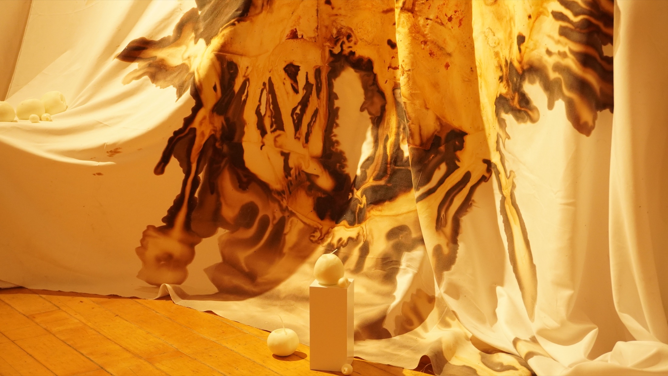 Organic traces across the installation surface